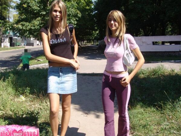 10P Chicas adolescentes calientes con pantalones de yoga y falda provocando con sus cuerpos calientes en público