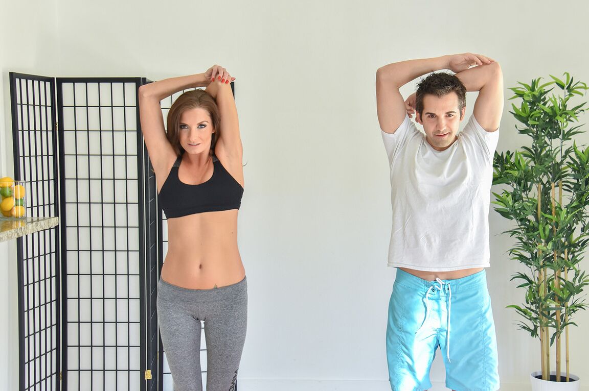 17P La chica fitness Silvia se quita los pantalones de yoga