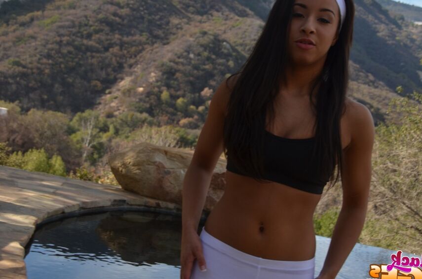 16P La flexible latina amateur Teanna Trump hace ejercicio en pantalones de yoga al aire libre