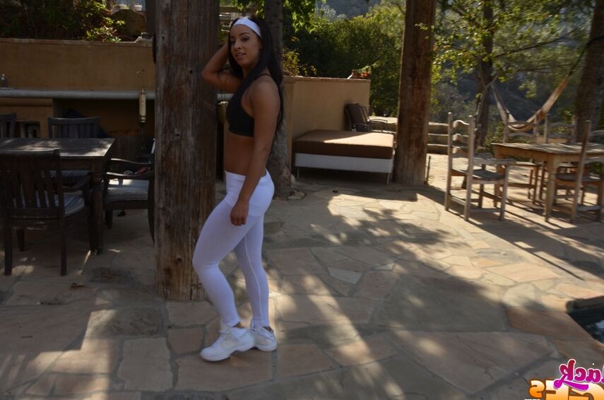 16P La flexible latina amateur Teanna Trump hace ejercicio en pantalones de yoga al aire libre