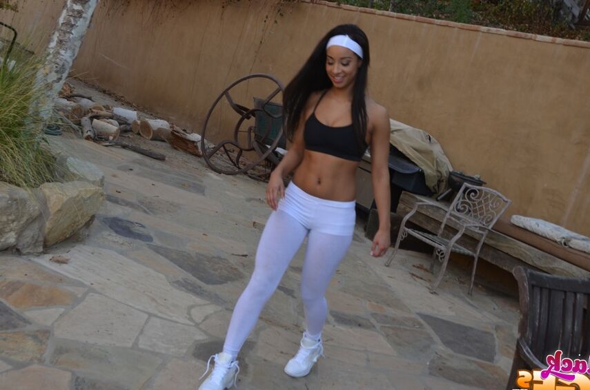 16P La flexible latina amateur Teanna Trump hace ejercicio en pantalones de yoga al aire libre
