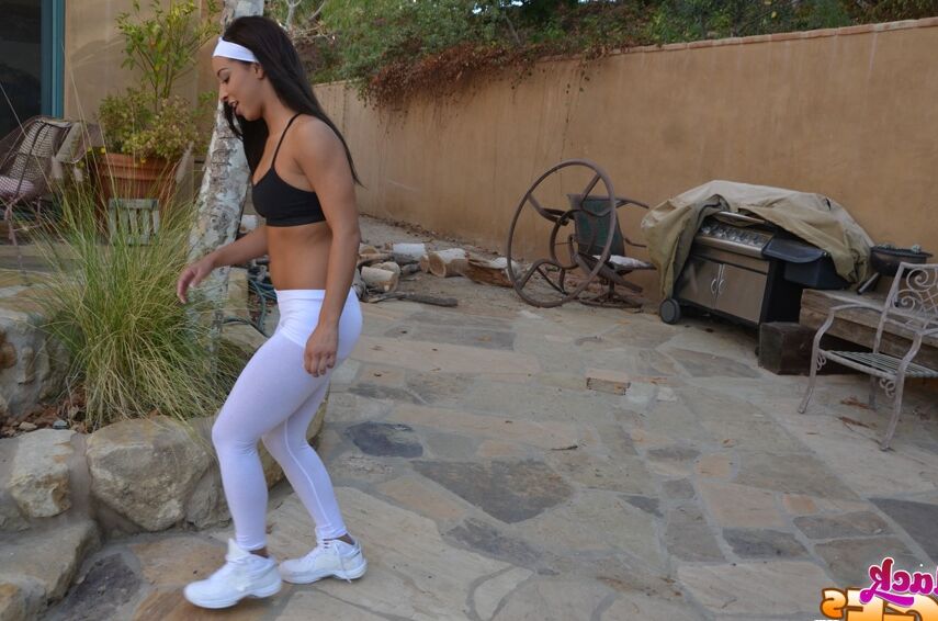 16P La flexible latina amateur Teanna Trump hace ejercicio en pantalones de yoga al aire libre