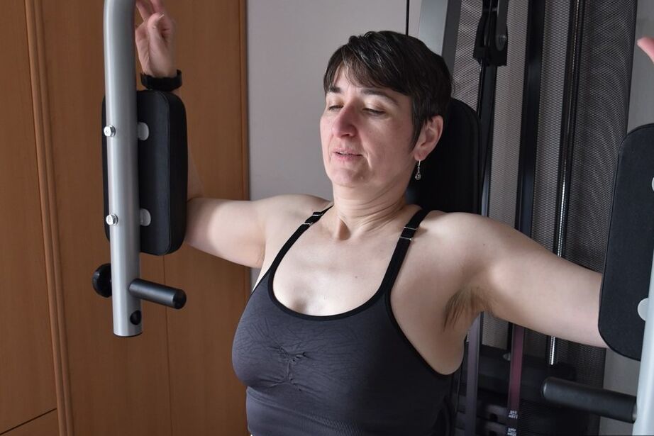 20P Fit older lady shows off her saggy tits while working out at the gym