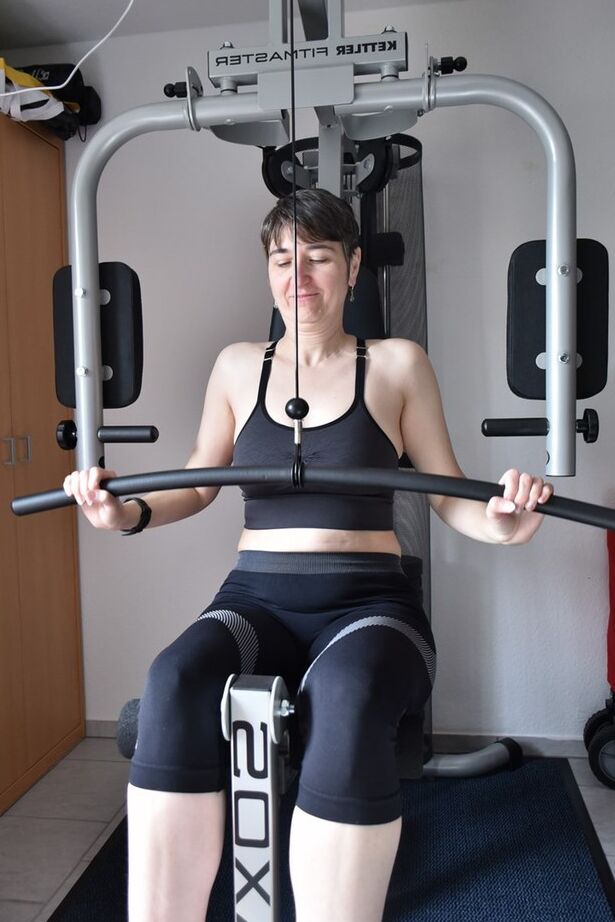 20P Fit older lady shows off her saggy tits while working out at the gym