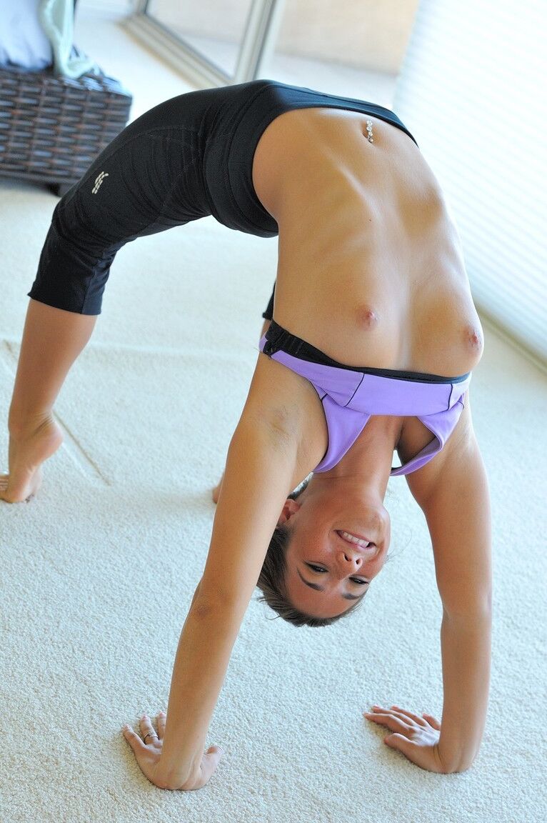 Das sportliche 21P-Babe Eva joggt mit heraushängenden Brüsten und macht Nackt-Yoga