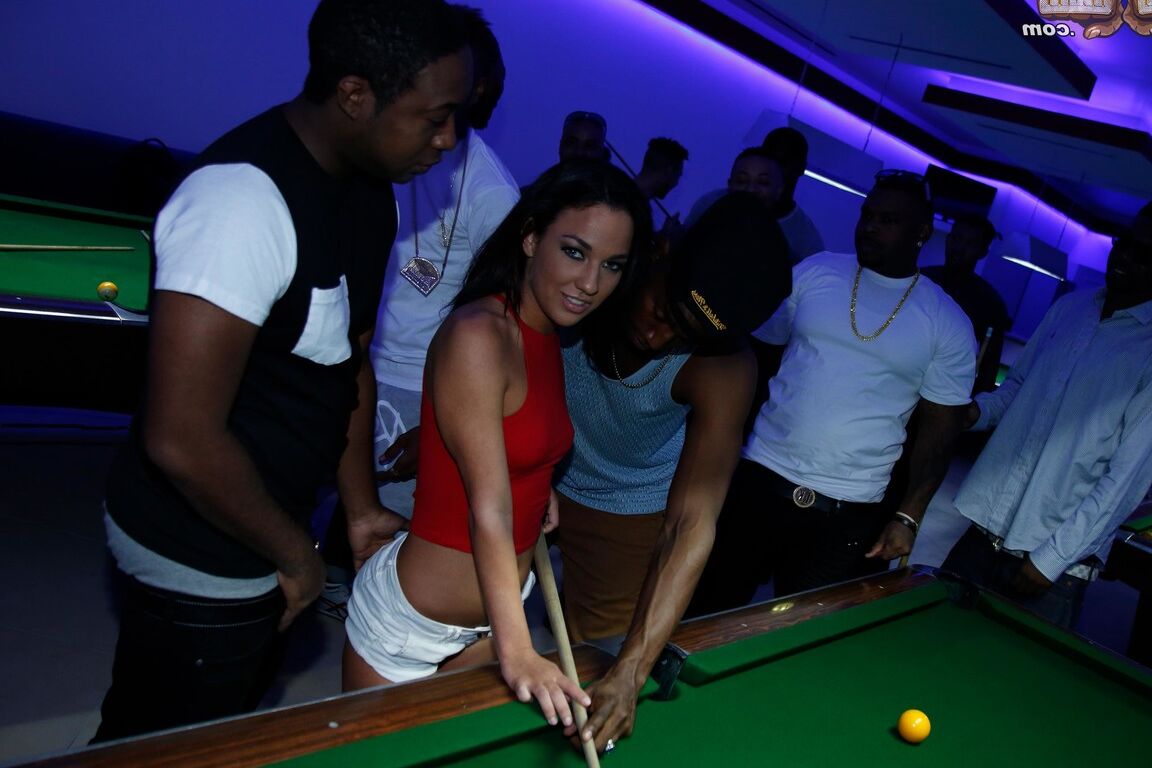 15P Puta morena delgada se ofrece voluntaria para ser follada en grupo por hombres negros