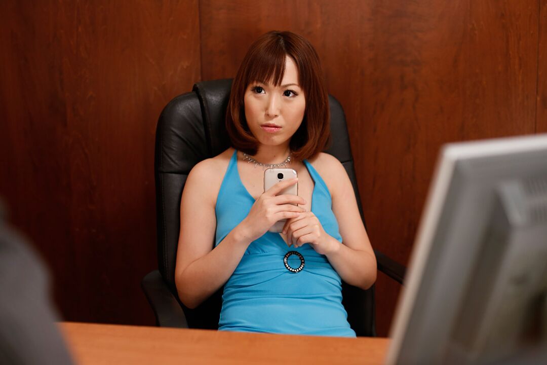 20P La linda MILF japonesa Nonoka Kaede es doblemente follada