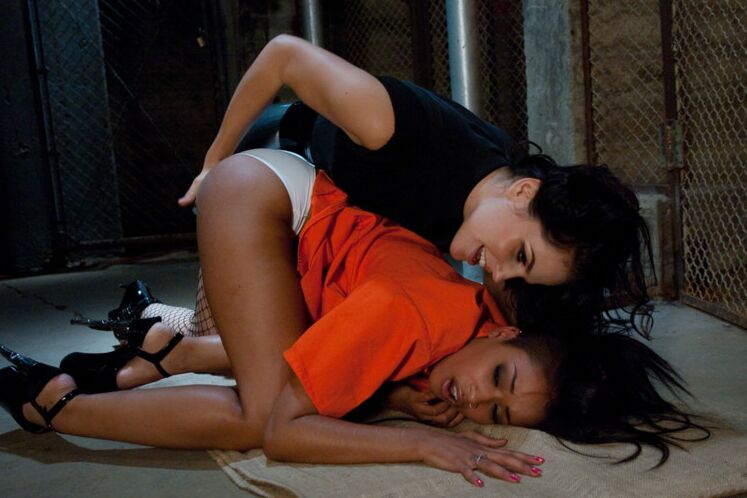 11P Prisionera sexy recibe sexo anal duro y dominación