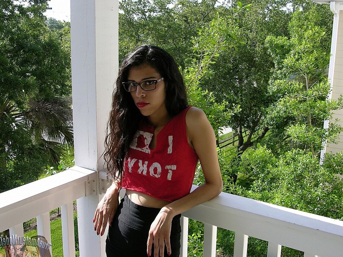 16P Chica negra pequeña y flaca modelando modelo Lucinda desnuda