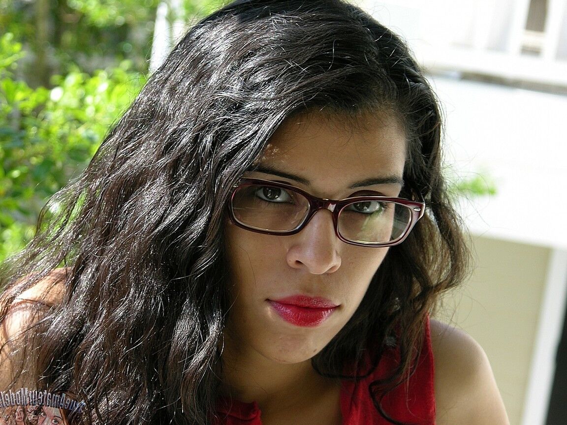 16P Chica negra pequeña y flaca modelando modelo Lucinda desnuda