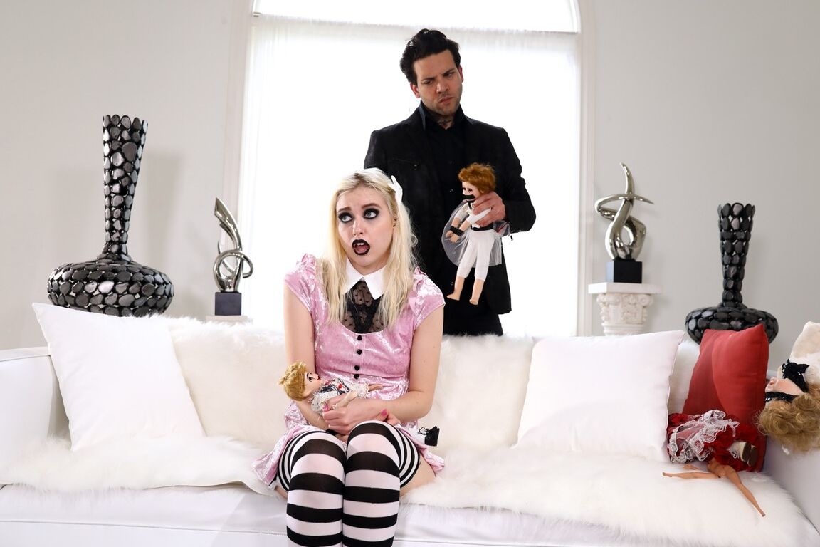 15P Chloe Cherry se fait surprendre en train de se masturber avant de faire l'amour avec des chaussettes rayées OTK