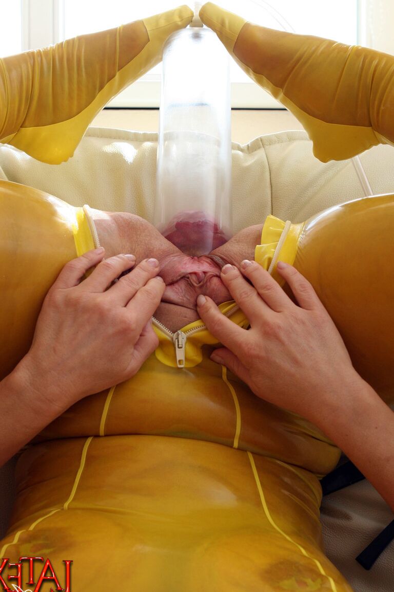 15P I abuse my anus with a vacuum pump, until my asshole is swollen