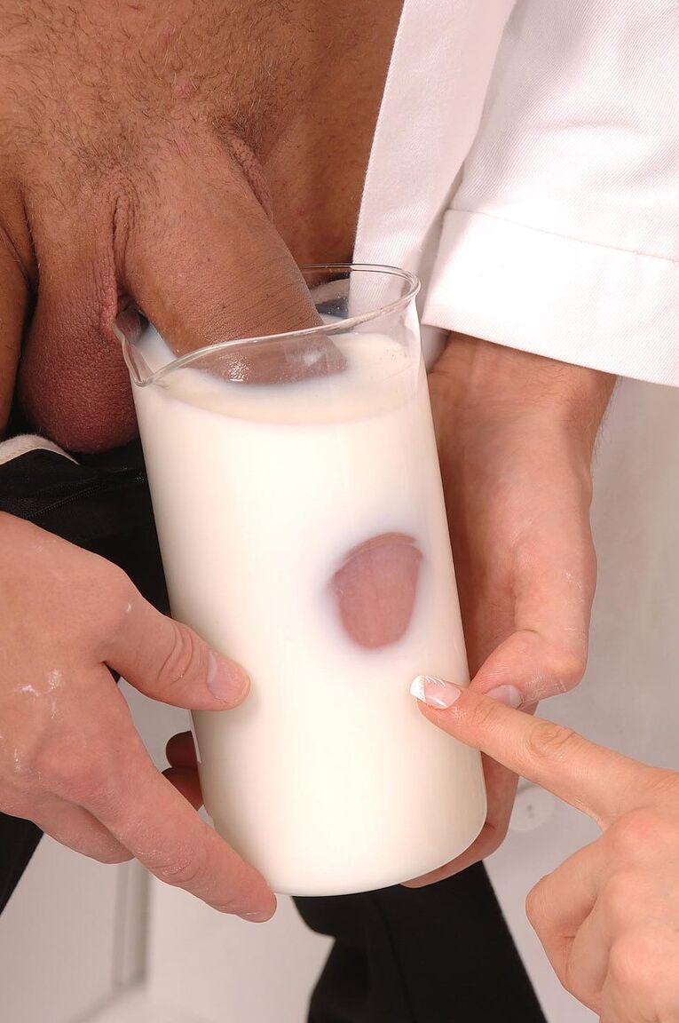 21P Hot Kassey Krystale reçoit un lavement au lait