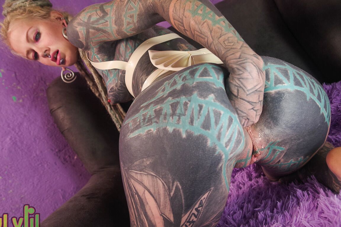 16P La chica muy tatuada Anuskatzz se mete los puños en el culo durante una acción en solitario
