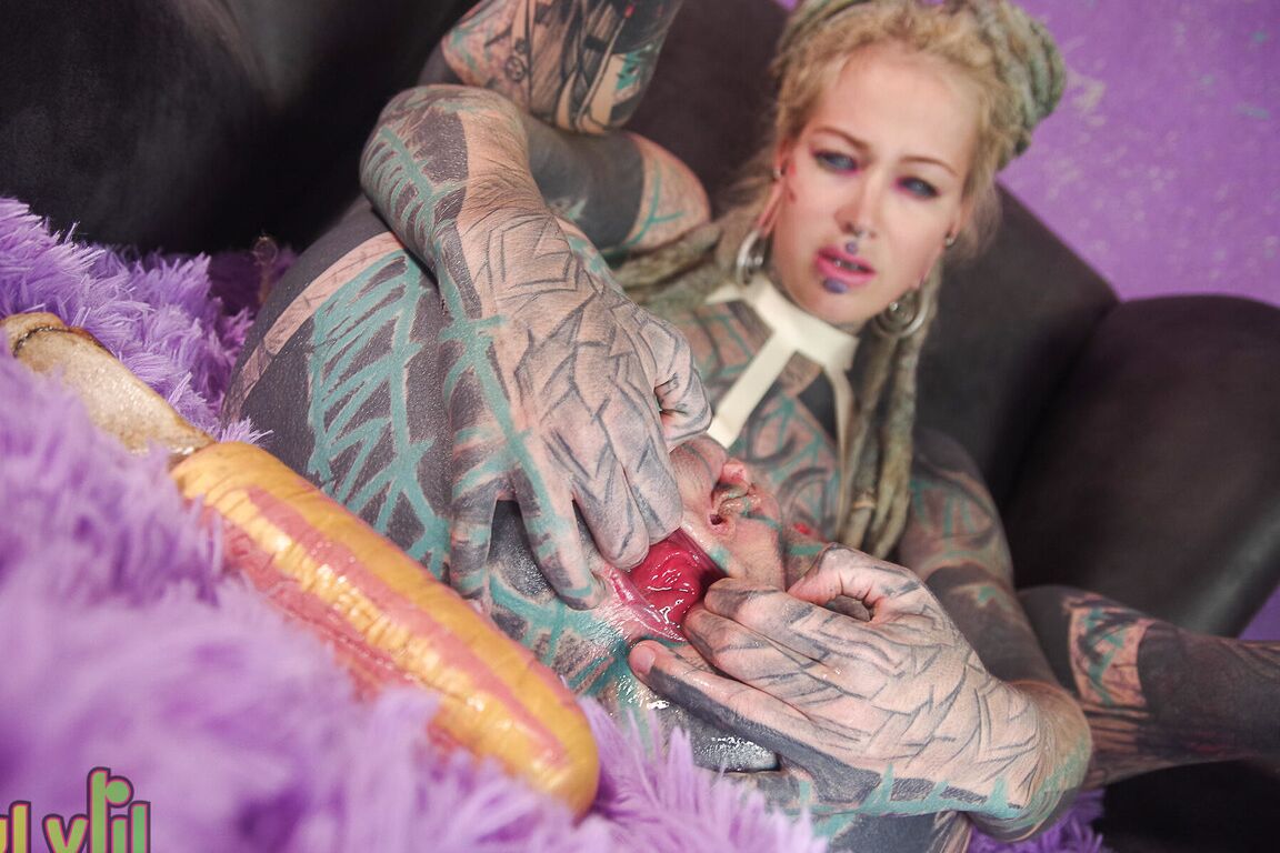 16P La chica muy tatuada Anuskatzz se mete los puños en el culo durante una acción en solitario