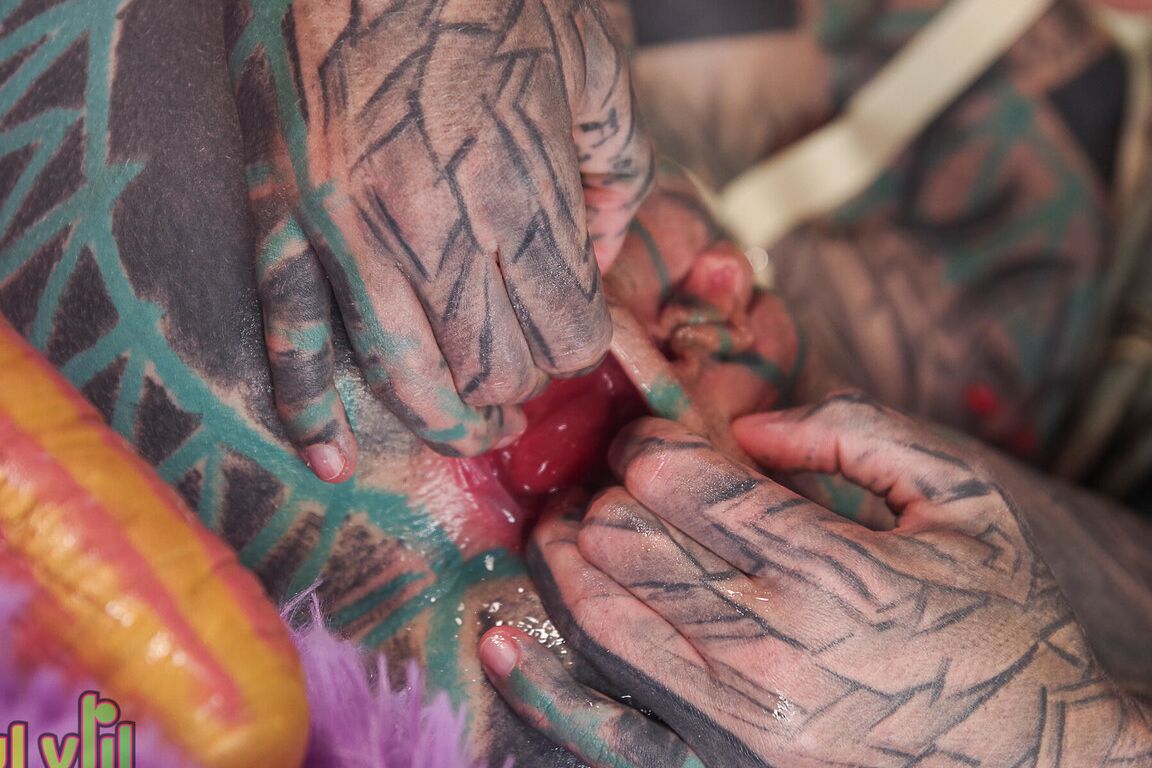 16P La chica muy tatuada Anuskatzz se mete los puños en el culo durante una acción en solitario