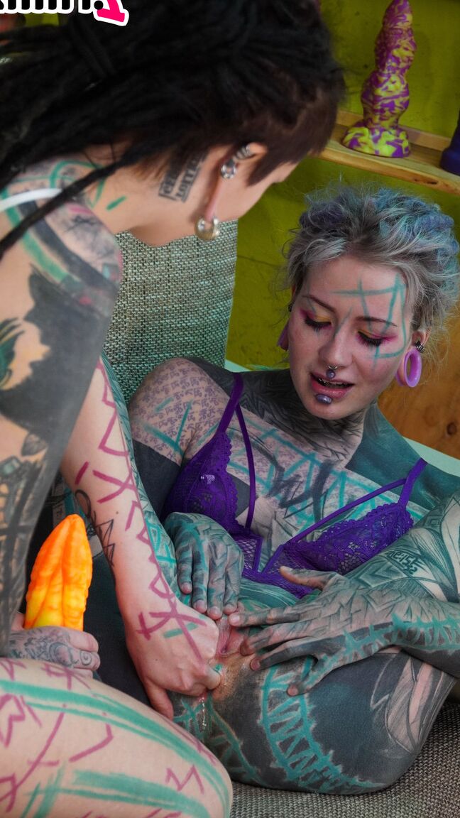 16P Garotas fortemente tatuadas se envolvem em brincadeiras anais durante sexo GGB em um sofá