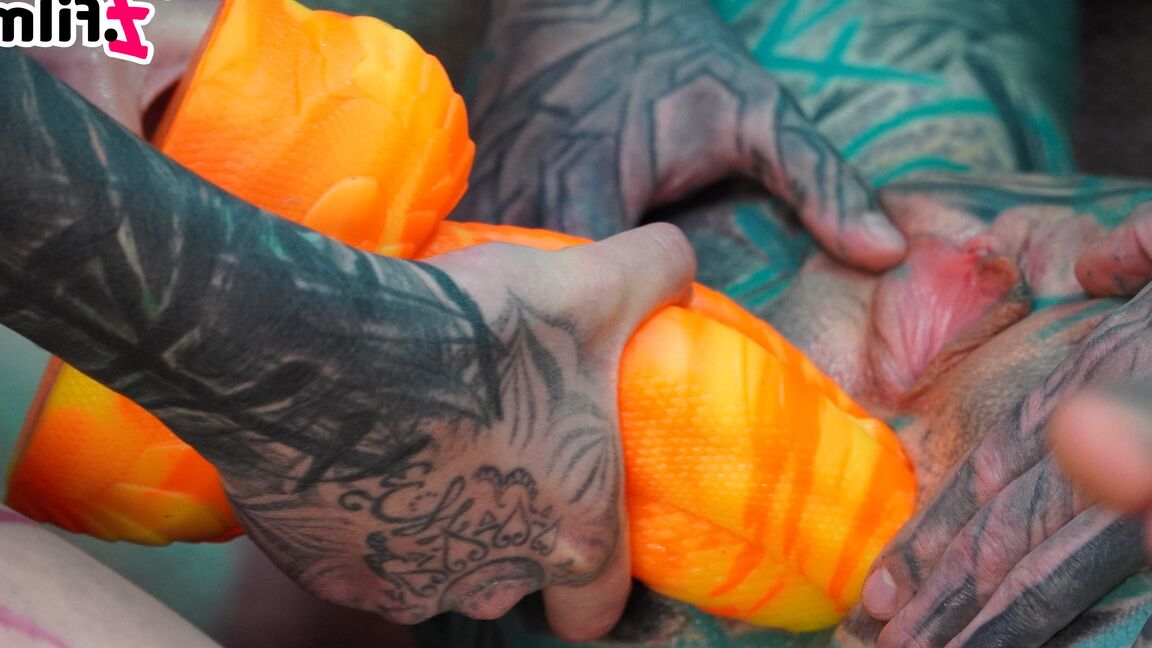 16P Garotas fortemente tatuadas se envolvem em brincadeiras anais durante sexo GGB em um sofá