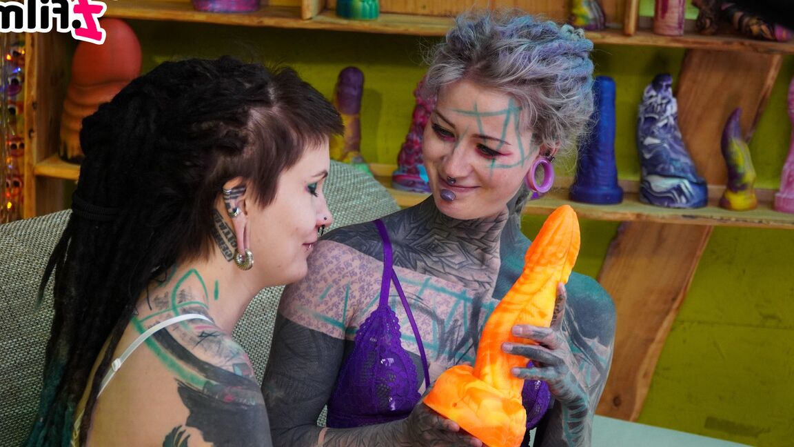 16P Garotas fortemente tatuadas se envolvem em brincadeiras anais durante sexo GGB em um sofá