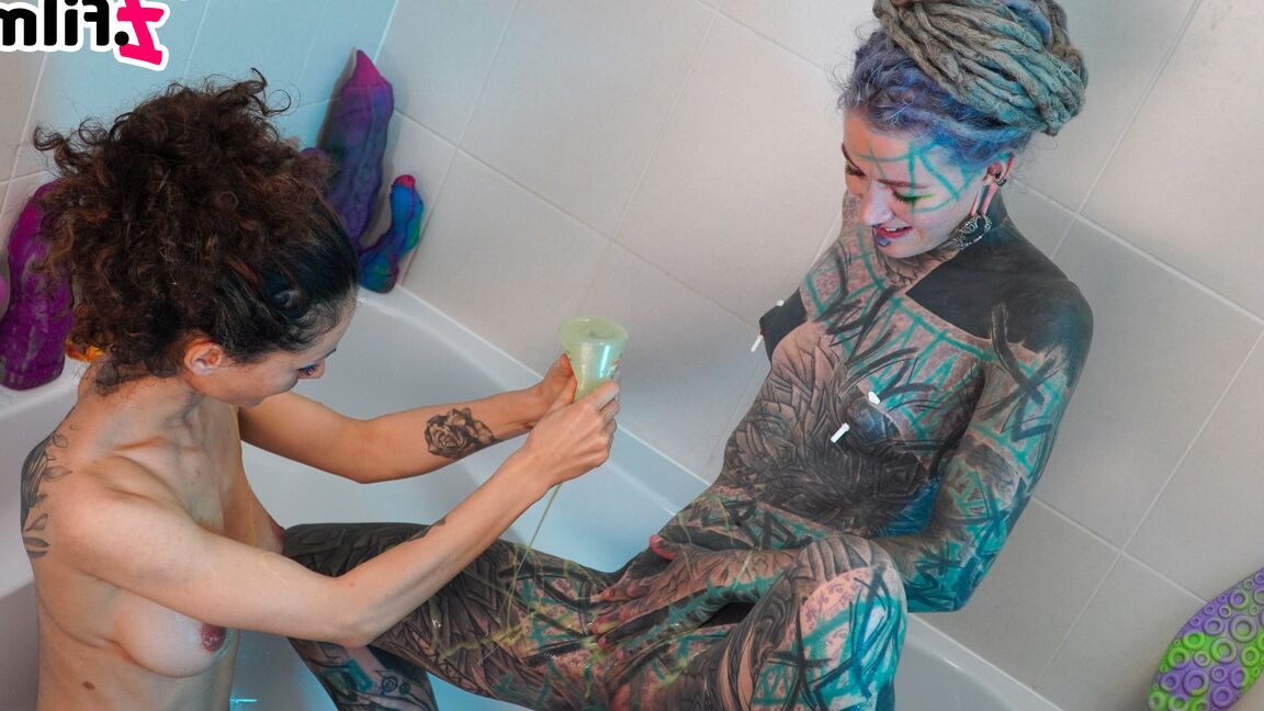 16P PHOTOSET doble FISTING ANAL baño ENORMES GAPES anales orgasmo femenino, tatuaje