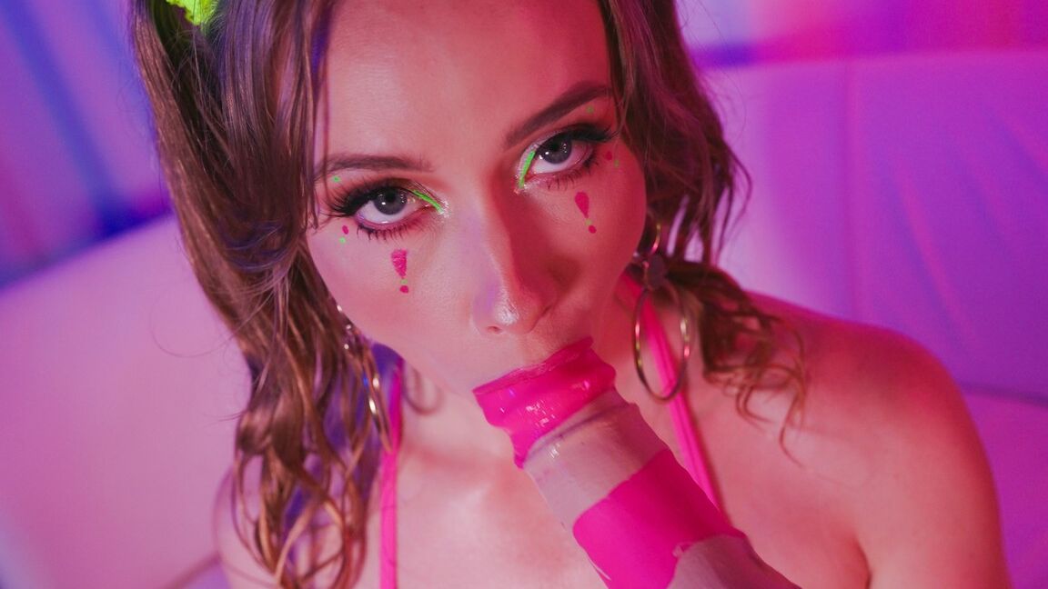 15P A estrela pornô Scarlet Chase recebe uma gozada facial depois de brincar anal e foder