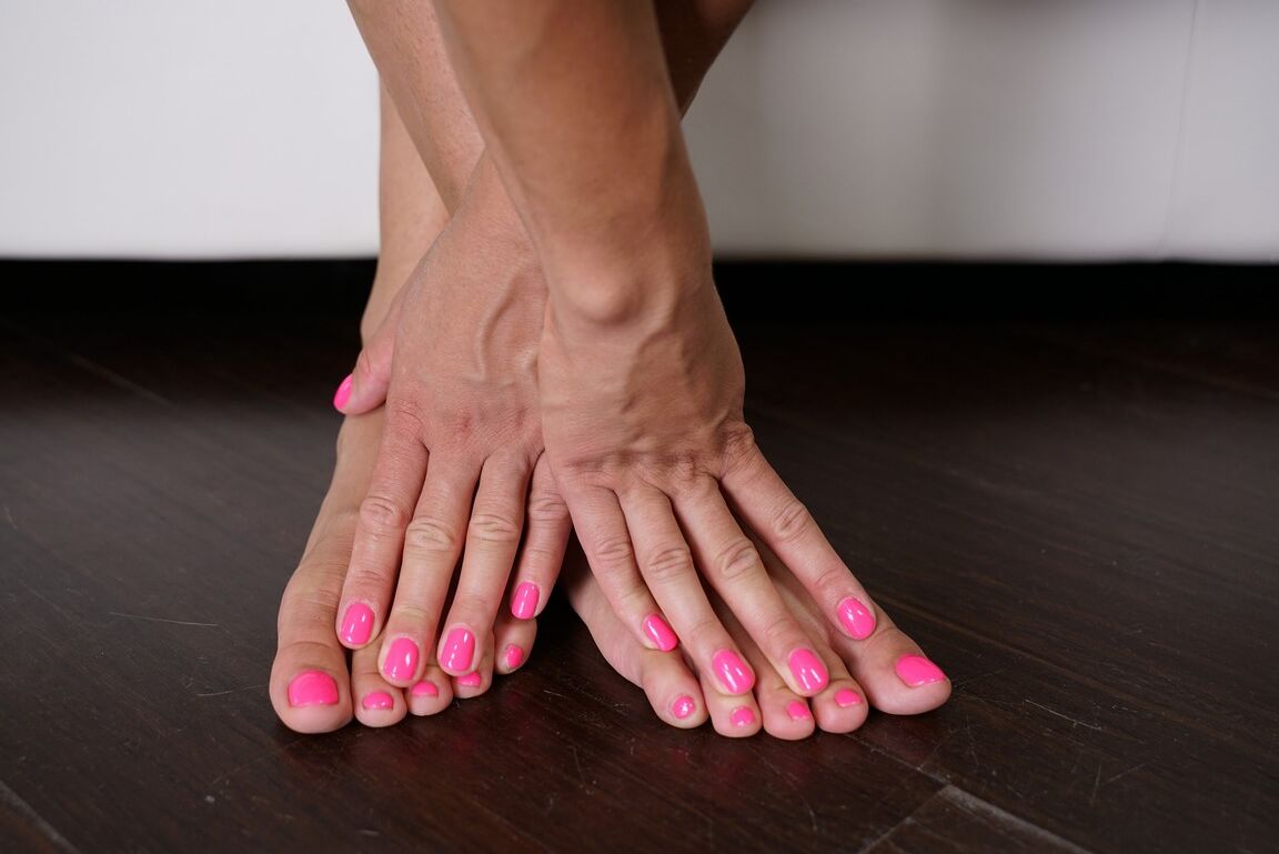 21P A loira Nikky Thorne lambe os dedos dos pés pedicurados depois de uma foda anal hardcore