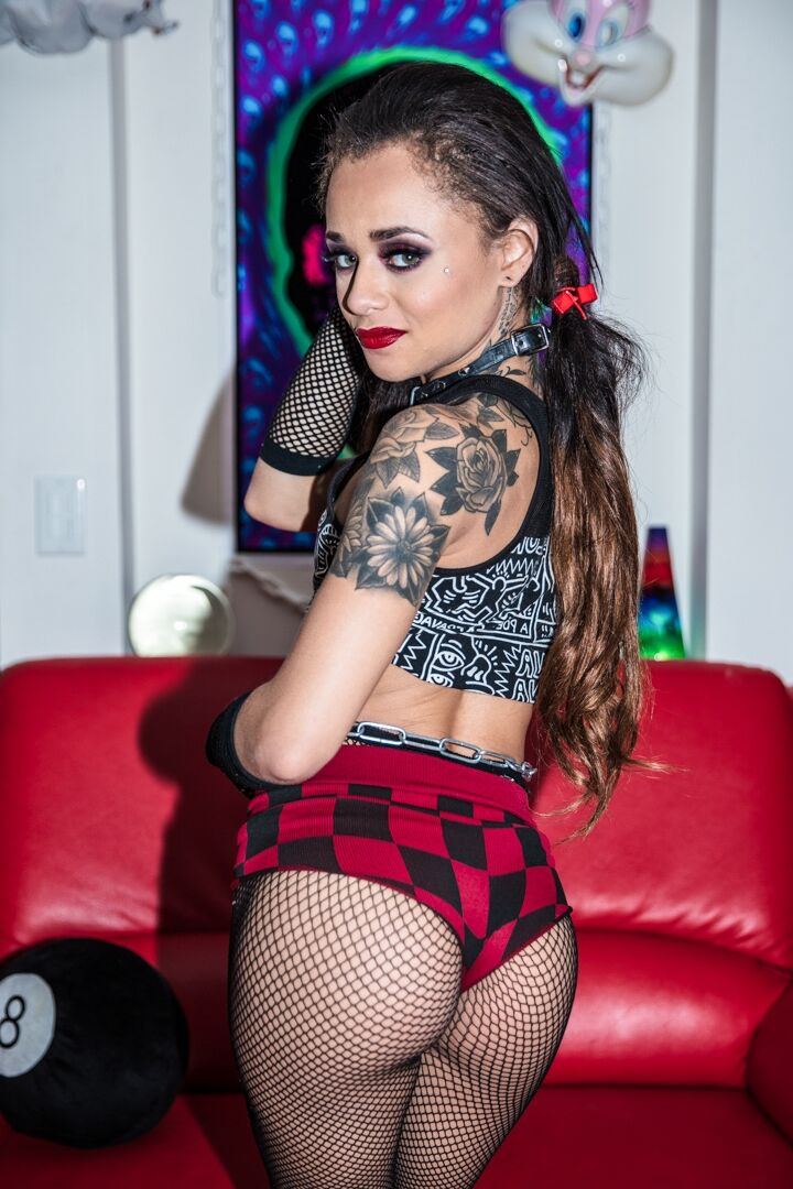 15P La petite rockeuse Holly Hendrix prend un gros gode dans sa chatte serrée