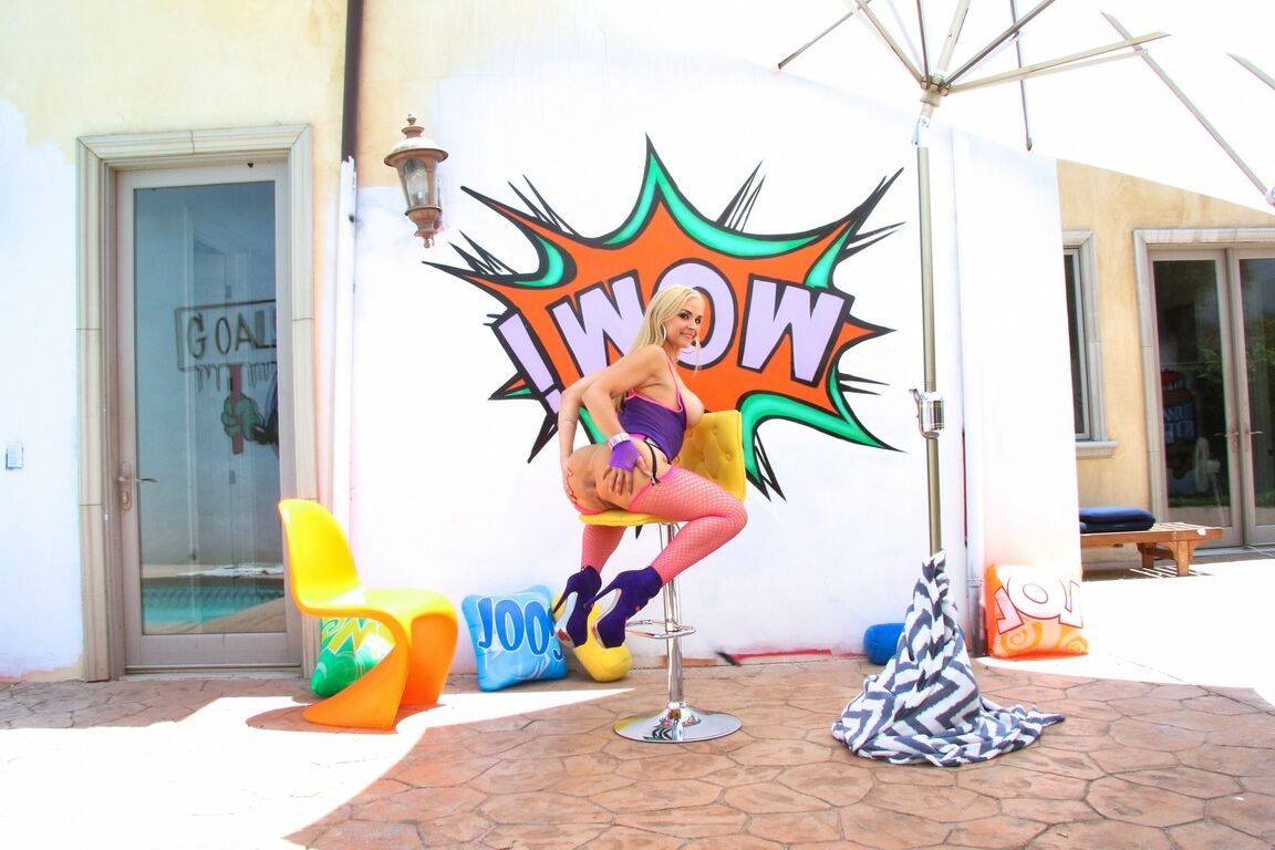 15P Puta gostosa Sarah Vandella de salto alto