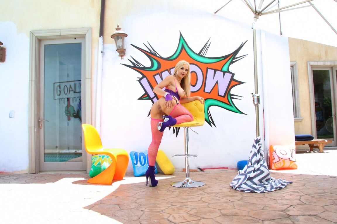 15P Puta gostosa Sarah Vandella de salto alto