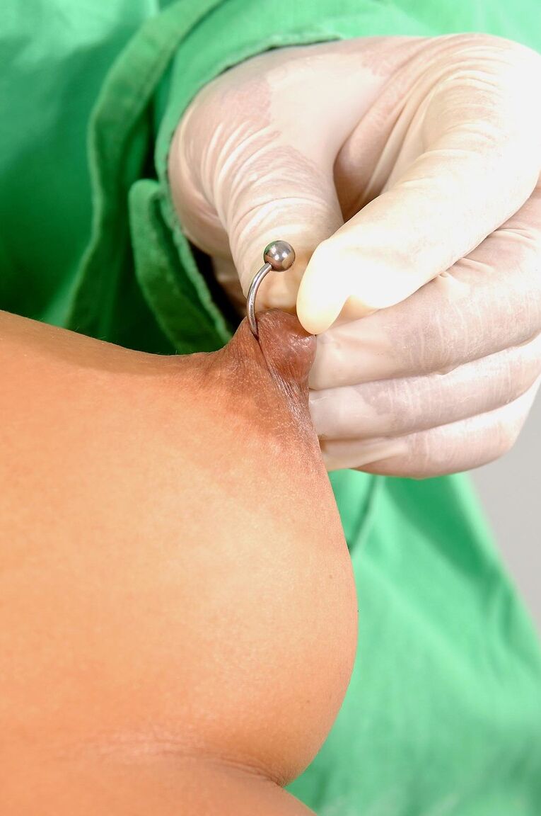 21P A vagabunda colombiana Yoha tem sua buceta e seu cuzinho brincados por um médico excêntrico