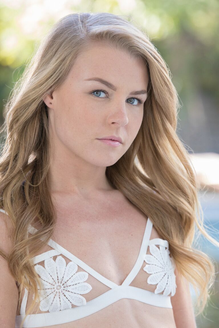 21P La blonde entièrement naturelle Nicole Clitman donne une tête parfaite et se fait sodomiser