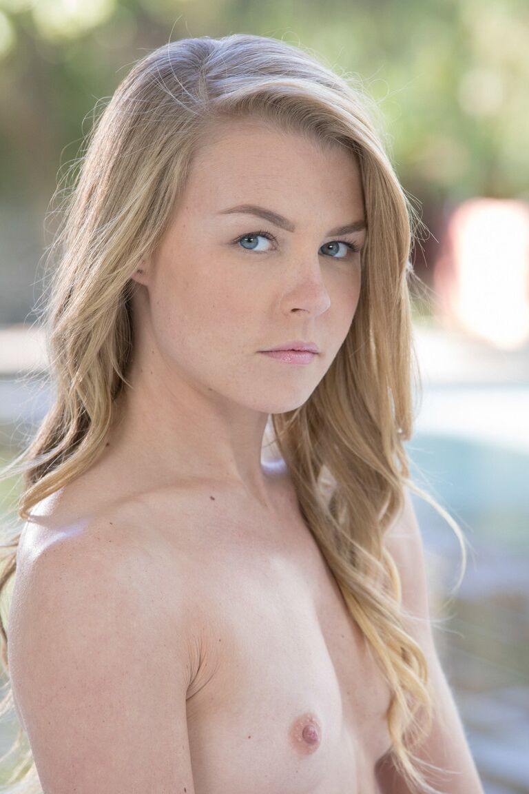 21P La blonde entièrement naturelle Nicole Clitman donne une tête parfaite et se fait sodomiser