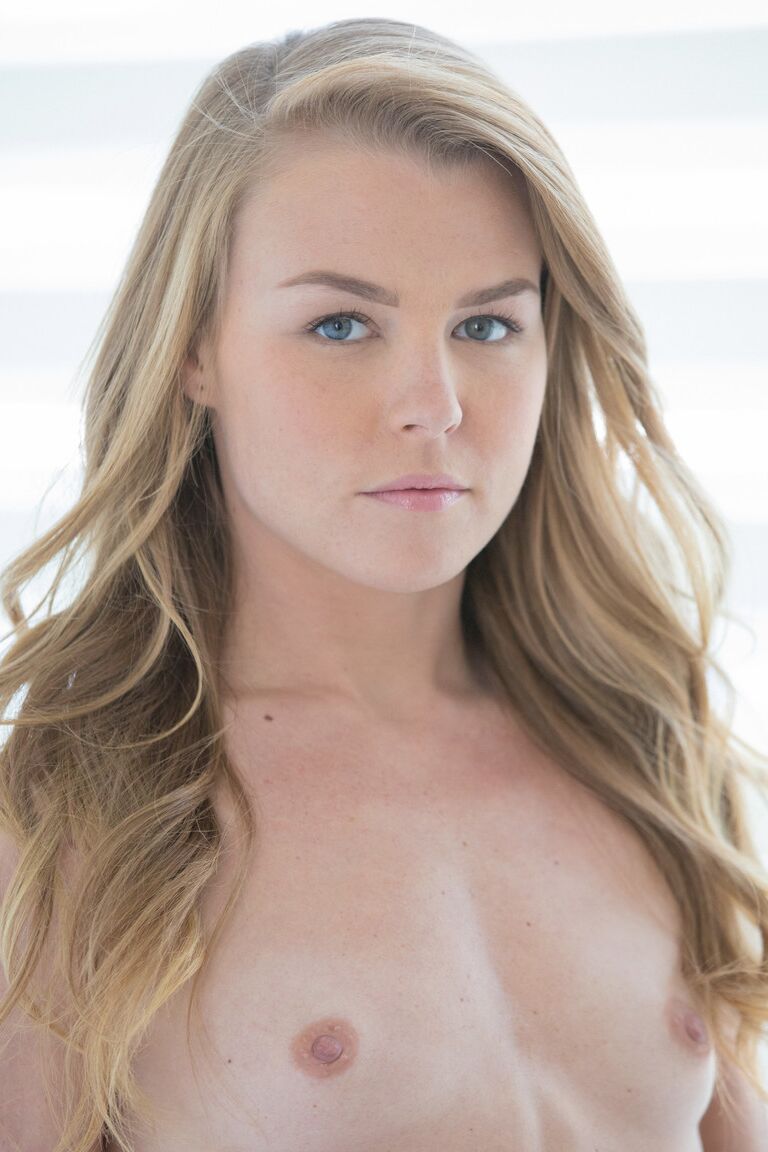 21P La blonde entièrement naturelle Nicole Clitman donne une tête parfaite et se fait sodomiser