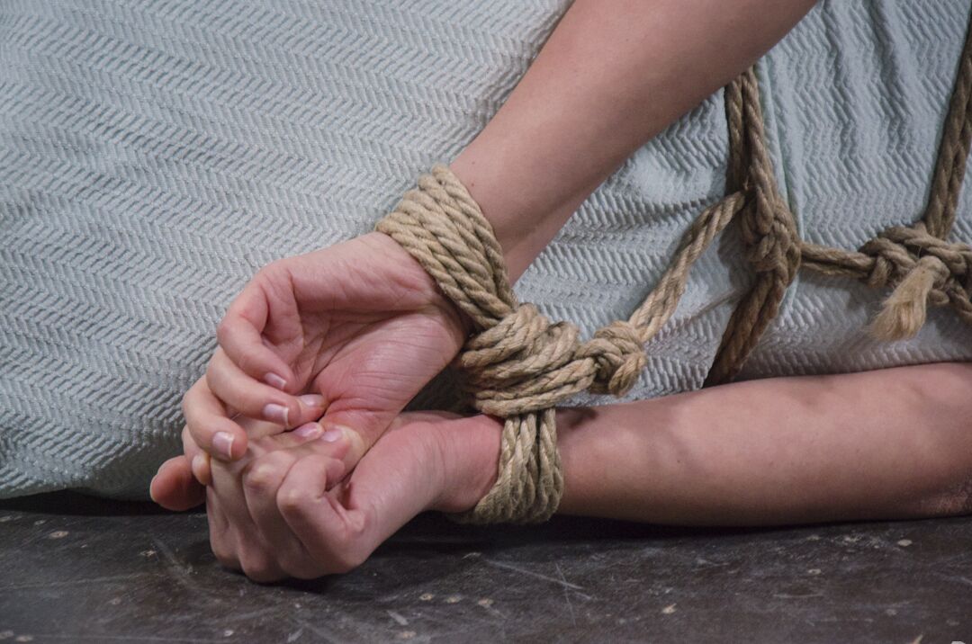 14P Charlotte Cross, une fille blanche, hurle de douleur alors qu'elle est retenue avec une corde de parcours