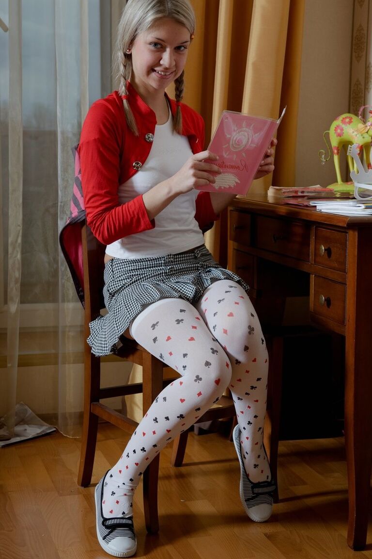 21P Yuki con trenzas se desnuda hasta quedar en medias antes de montar sus agujeros en un juguete enorme