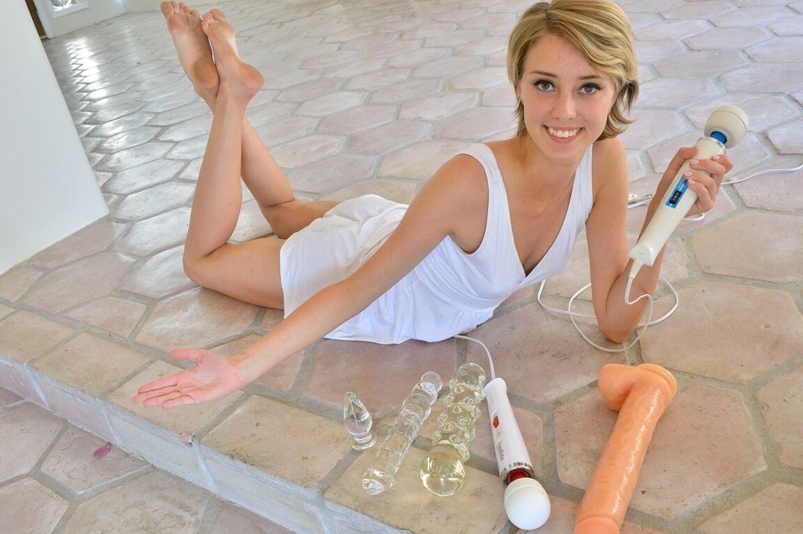 16P Une blonde aux cheveux courts et aux belles jambes, poings et joue avec son propre trou du cul