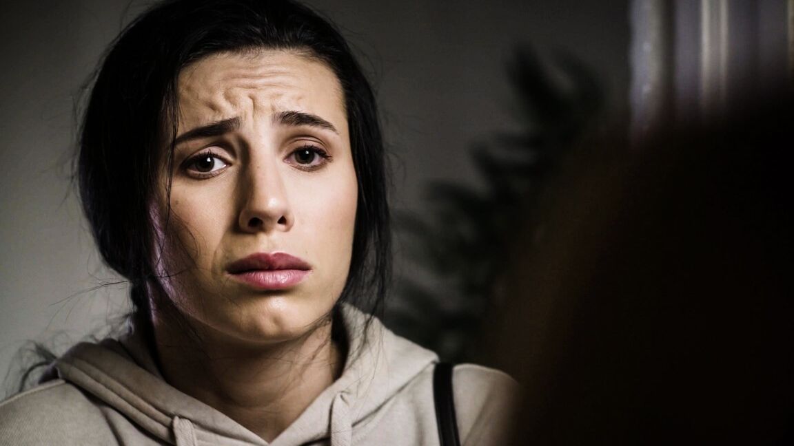 15P La joven Nikky Thorne es obligada a chupar un consolador antes del sexo anal duro