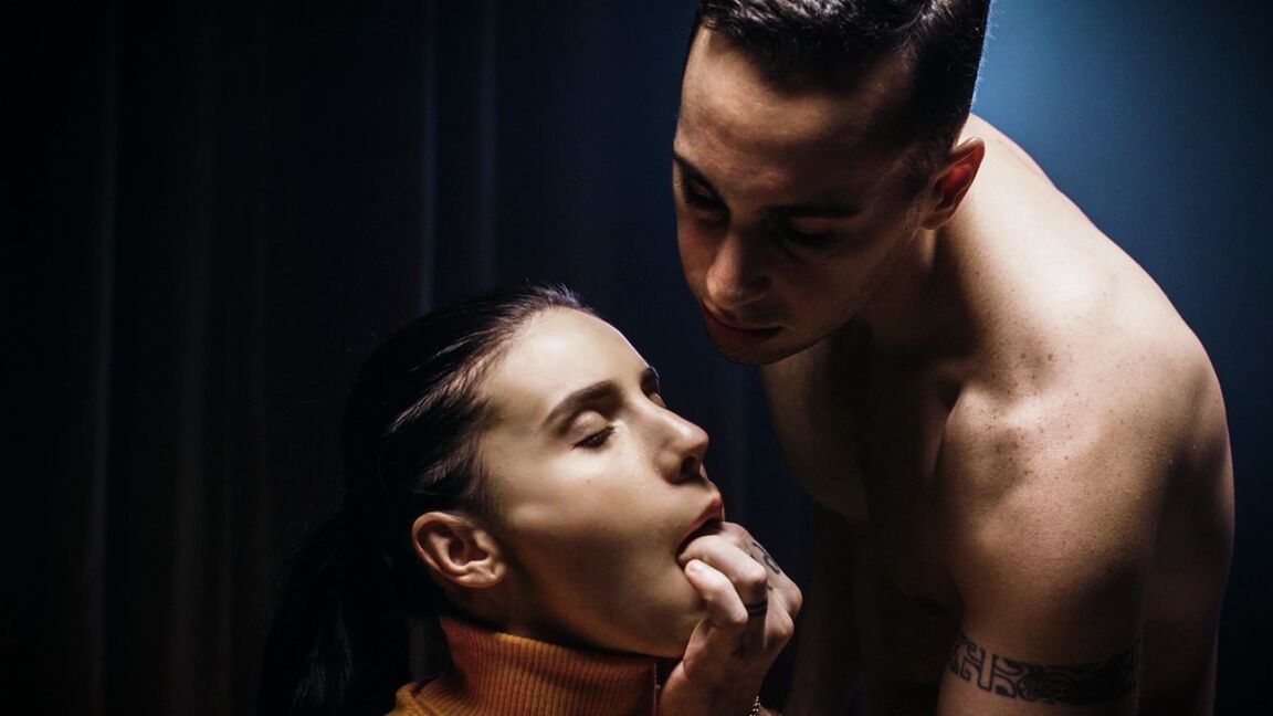 15P La joven Nikky Thorne es obligada a chupar un consolador antes del sexo anal duro