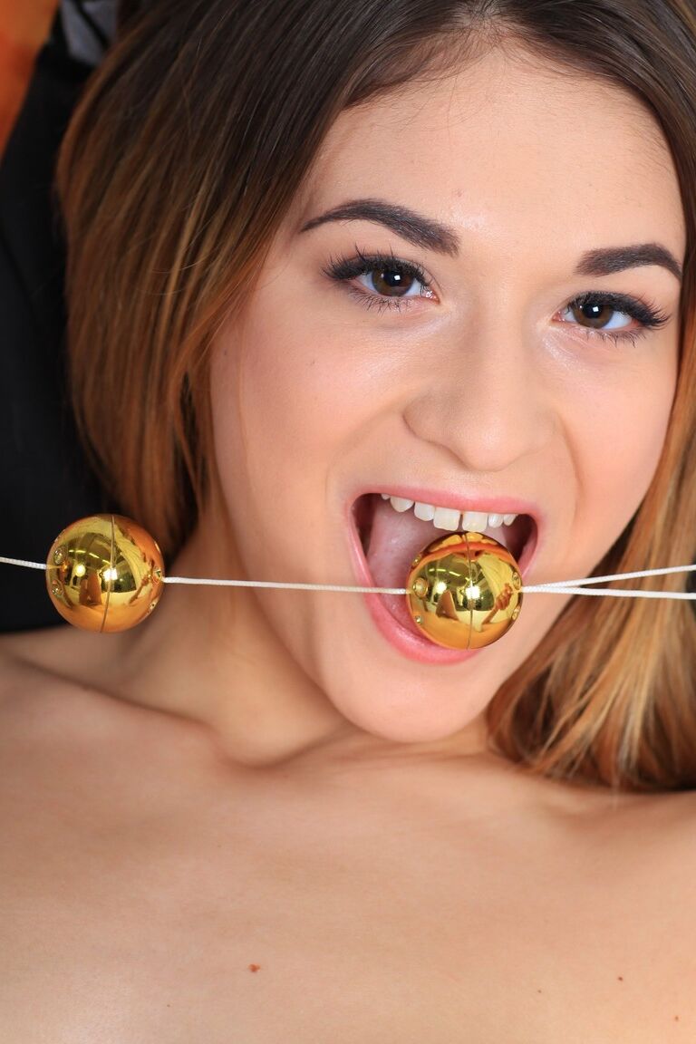 21P Young honey Baby Luu shows her twat and tits before toying herself