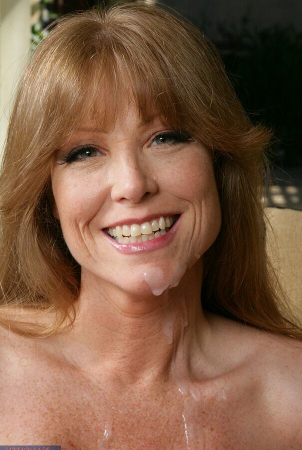 20P La friki tetona Darla Crane es follada por el culo por el amigo de su hijo al aire libre