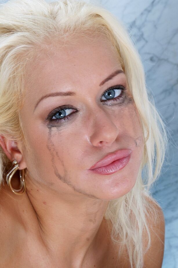21P La MILF rubia Stacy Silver se mete los dedos en el coño mientras tiene sexo anal duro
