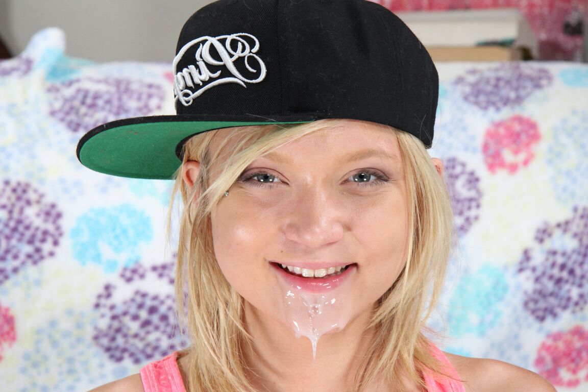 21P Die kleine, kaum volljährige Teenagerin Dakota Skye lässt sich ihr Arschloch spielen und ficken