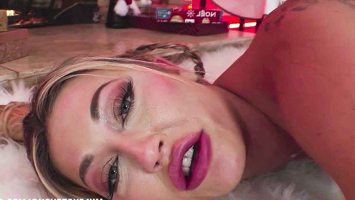 21P блондинку-нимфоманку Adira Allure жестоко трахает зрелый мужчина