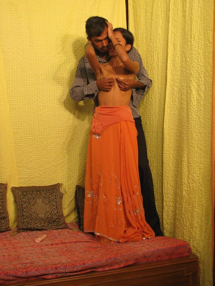 15P Indian Sex Lounge Consolador anal y mamada