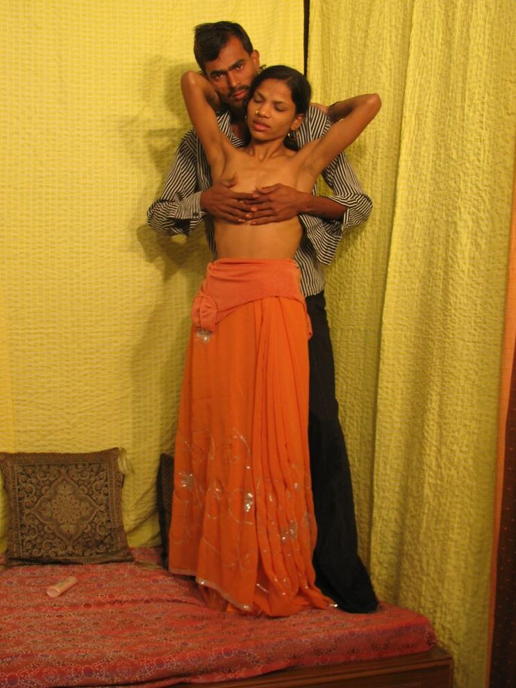 15P Indian Sex Lounge Consolador anal y mamada