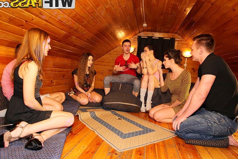 16P Universitárias sendo fodidas na bunda durante sexo grupal em um loft