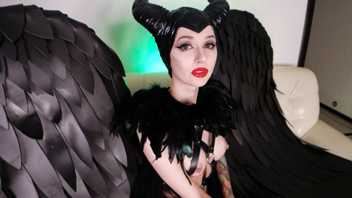 15P Morena tatuada Purple Bitch hace anal mientras usa traje de cosplay