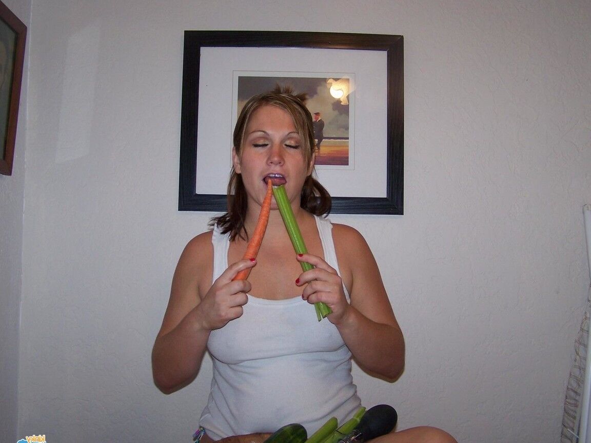 16P Kinky Amateur MILF Toni Fay follando sus verduras