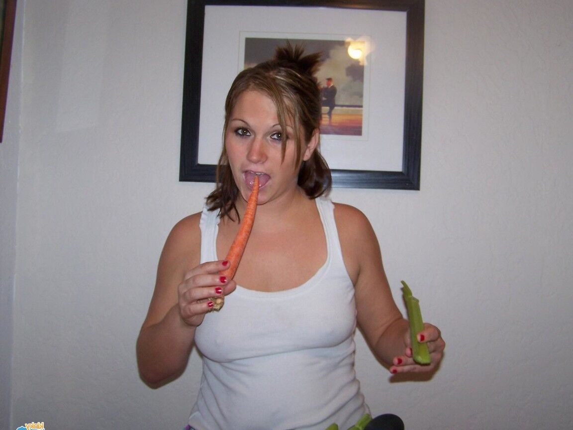 16P Kinky Amateur MILF Toni Fay follando sus verduras