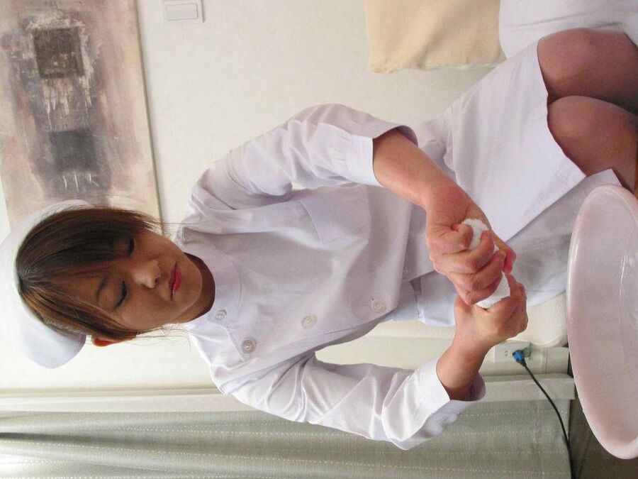15P 恥ずかしがり屋のキュートなメイド源みいなが犯されてクリームをたっぷりと搾り取られる